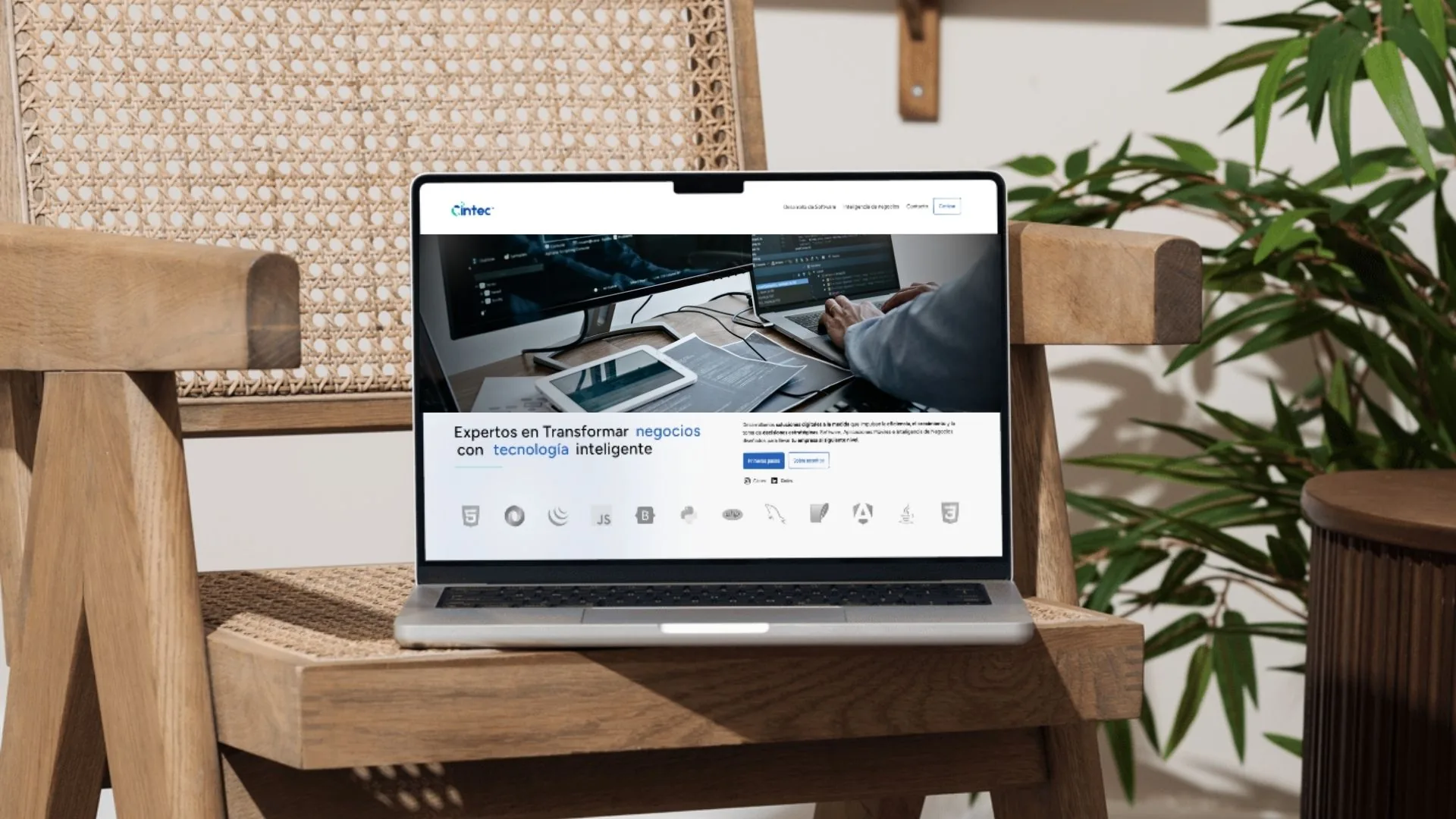 Imagen oficial de IDEOX con un portátil que muestra una presentación de diseño web en una habitación cálida.